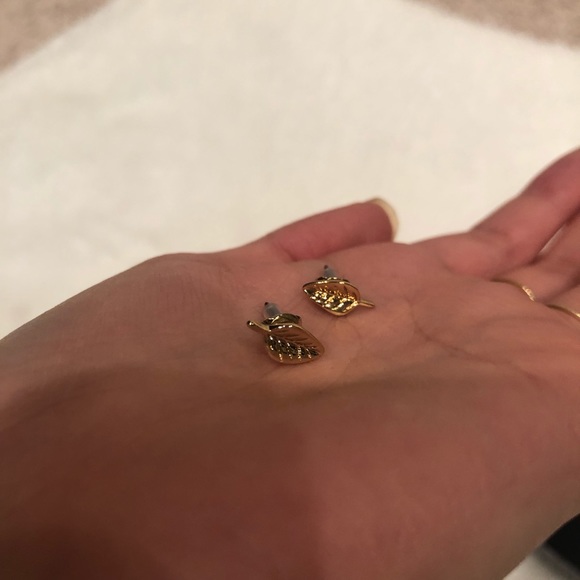 Cute leaf earrings. - Picture 2 of 2